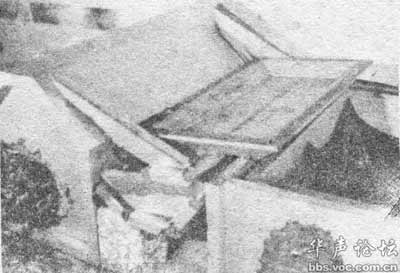 左侧为皇帝棺椁，右侧敞口为皇后棺椁，皇后椁盖倾侧在皇帝椁盖上